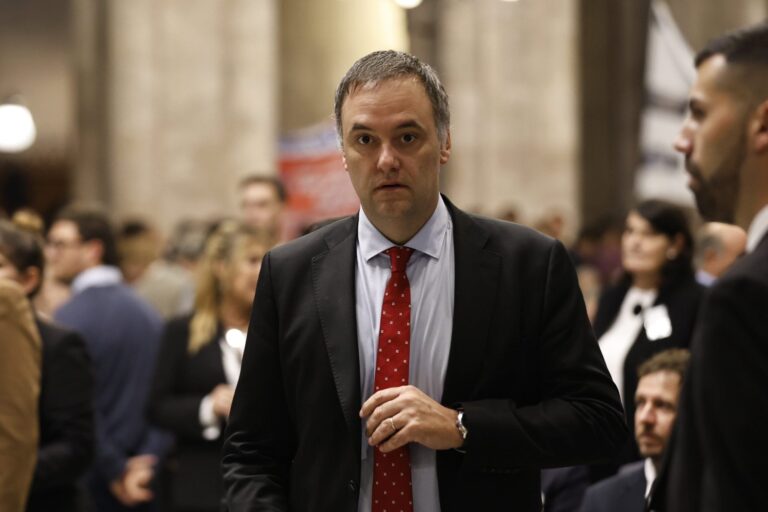 Manuel Adorni en el Congreso de la Nación Argentina durante su exposición