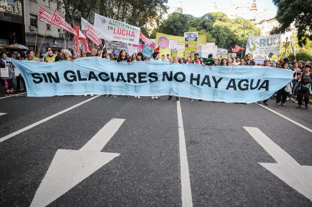 Personas con antorchas durante una marcha nocturna en defensa de los glaciares y las universidades
