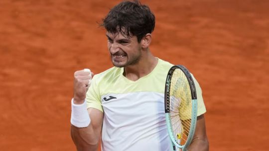 Mariano Navone, tenista argentino, celebra su título del ATP 250 de Bucarest.