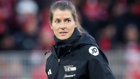 Marie-Louise Eta, nueva entrenadora del Union Berlin, durante una sesión de entrenamiento.