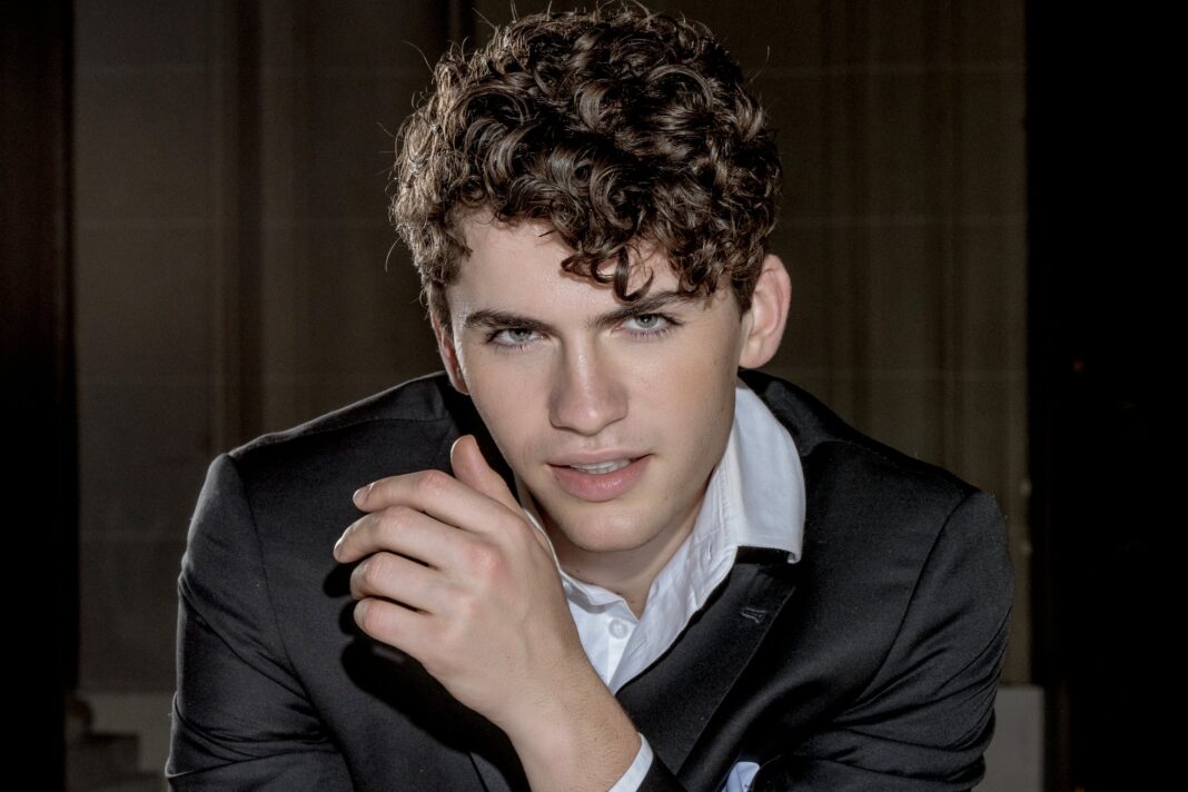 Martín Savi, tenor argentino, durante una presentación en el escenario.