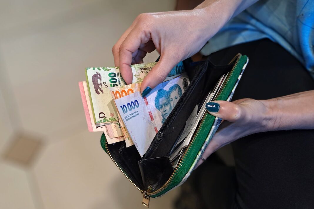 Familia argentina revisando cuentas y facturas en un contexto de crisis económica