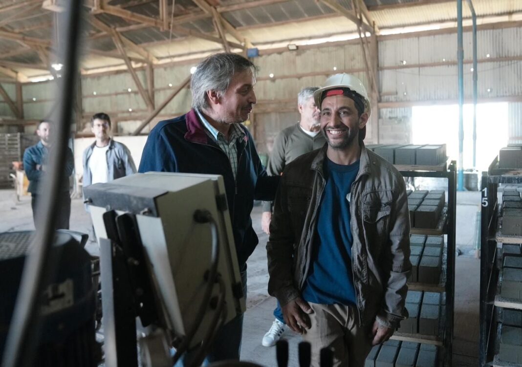 Máximo Kirchner durante su recorrida por la localidad de María Teresa, Santa Fe