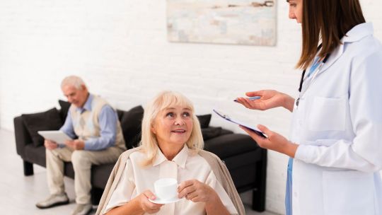Médicos de cabecera del PAMI en asamblea discutiendo la medida de fuerza.