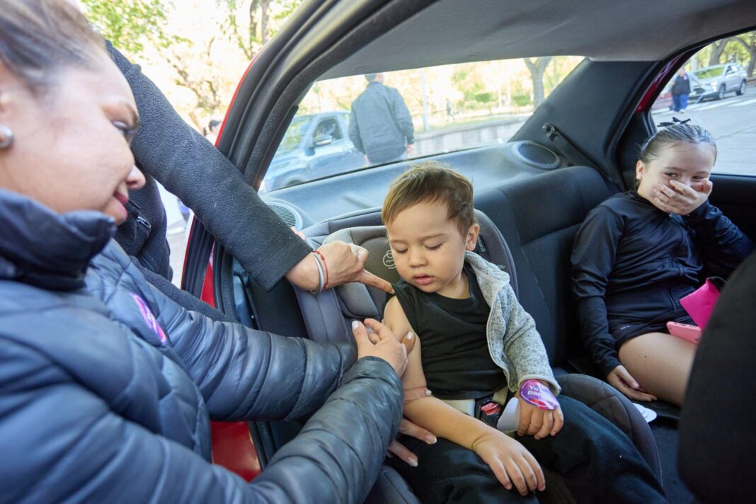 Personas en autos haciendo fila en el estacionamiento de Casa de Gobierno de Mendoza para la campaña AutoVac