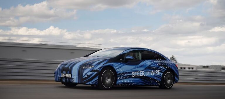 Detalle del nuevo volante tipo yugo y pantalla digital del Mercedes-Benz EQS eléctrico.