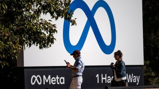 Ilustración de una pantalla de computadora con gráficos de seguimiento de actividad y un símbolo de inteligencia artificial.