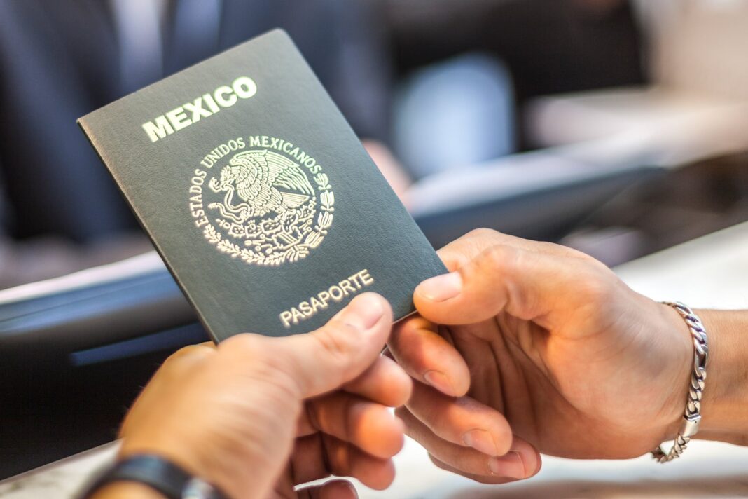 Documentos y formularios para el trámite de pasaporte mexicano en un escritorio.