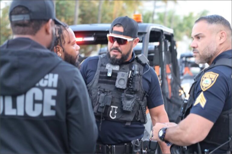Efectivos policiales durante un operativo de seguridad en Miami Beach