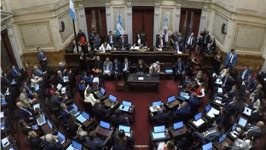 Sesión del Senado argentino con legisladores debatiendo