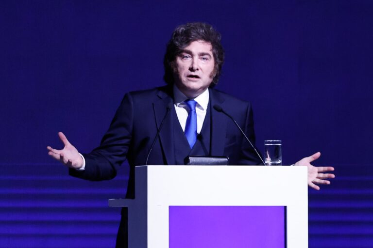 Javier Milei hablando en una conferencia de prensa