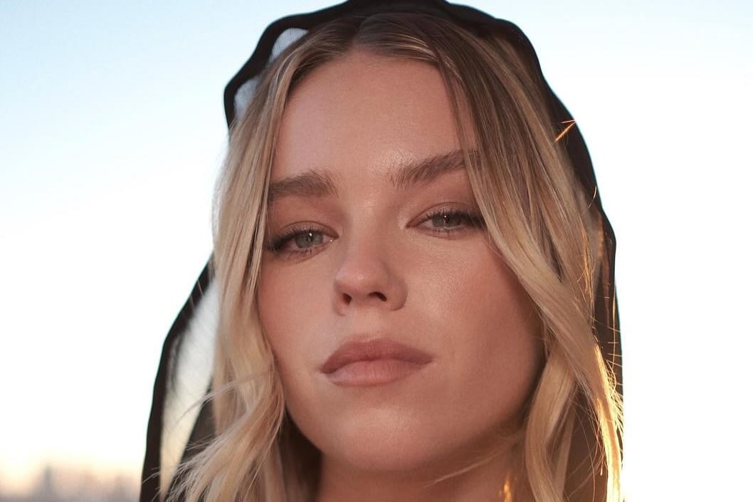 Milly Alcock, actriz australiana, en una sesión de fotos.