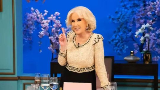 Mirtha Legrand sonriente en su programa de televisión
