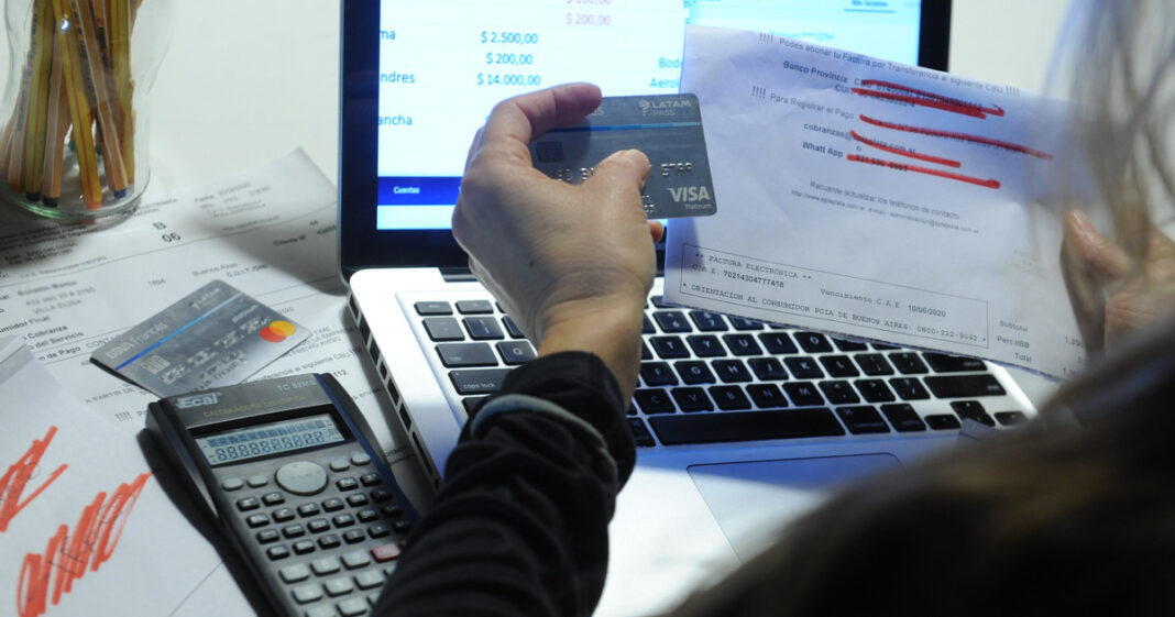 Gráfico ilustrativo mostrando el aumento de la morosidad en préstamos a familias en Argentina.