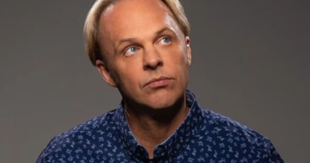 David Wilcock en una conferencia sobre ovnis