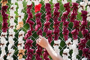 Gebremeskel Gebremariam peina a una compañera en un refugio de la OIM en Etiopía