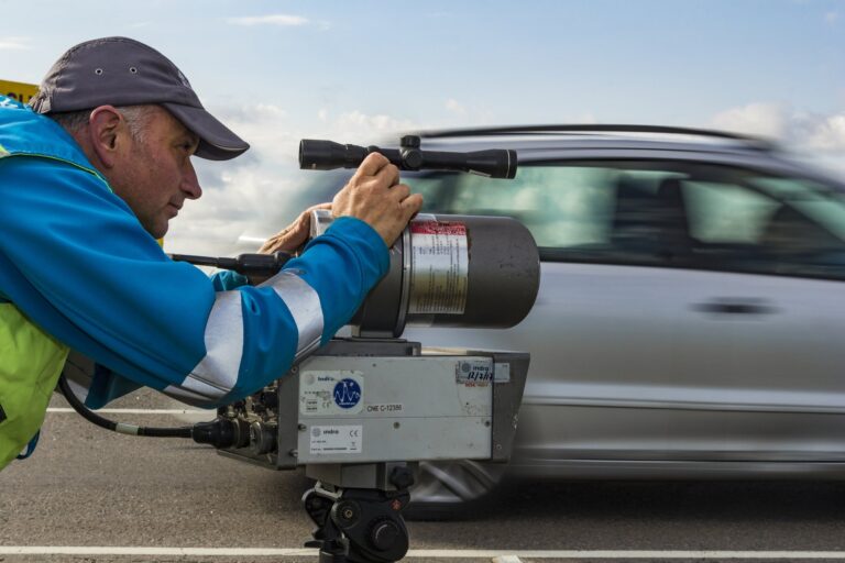 Señal de tránsito de límite de velocidad con un gráfico de multas en la provincia de Buenos Aires