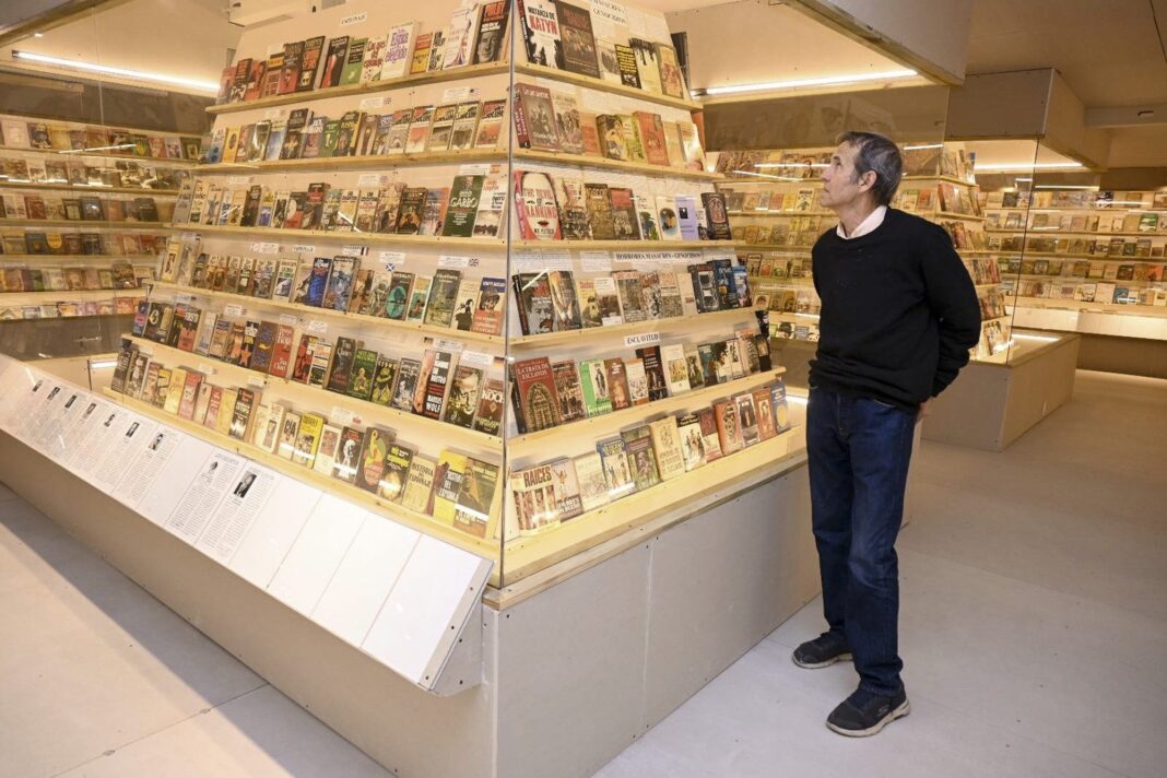Vista interior del Museo del Libro en Punta del Este con libros exhibidos en vitrinas iluminadas.