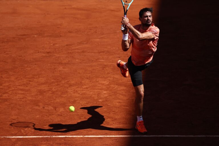 Mariano Navone celebra su victoria y clasificación a la final del ATP de Bucarest.