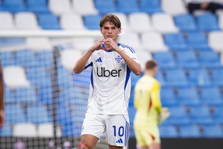 Nicolás Paz, jugador del Como, celebrando un gol en un partido de la Serie A italiana.