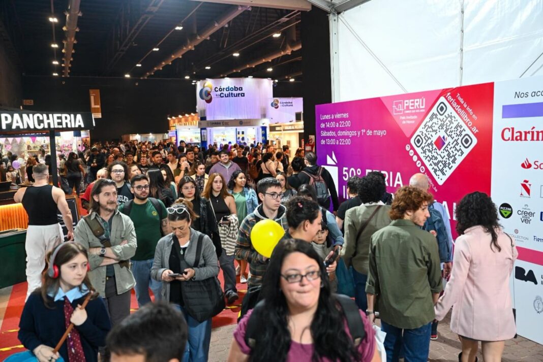 Visitantes recorriendo los pabellones de la Feria Internacional del Libro de Buenos Aires durante la Noche de la Feria