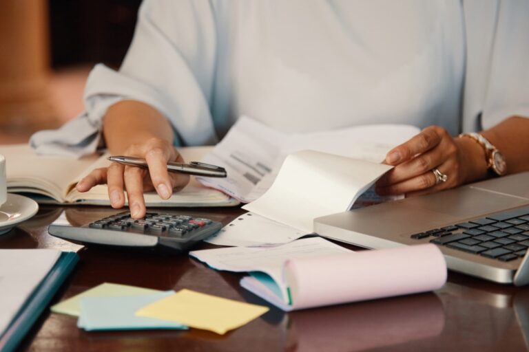 Mapa ilustrativo del estado de Nueva Jersey con iconos representando documentos fiscales y un calendario.