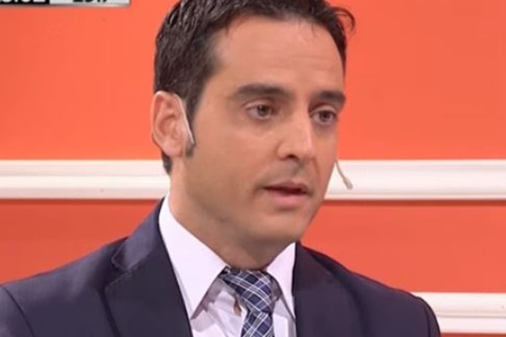 Micrófonos de radio con luces de estudio