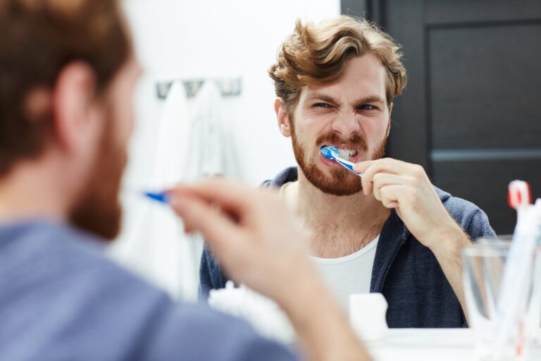 Odontóloga explicando el correcto cepillado de dientes en una consulta