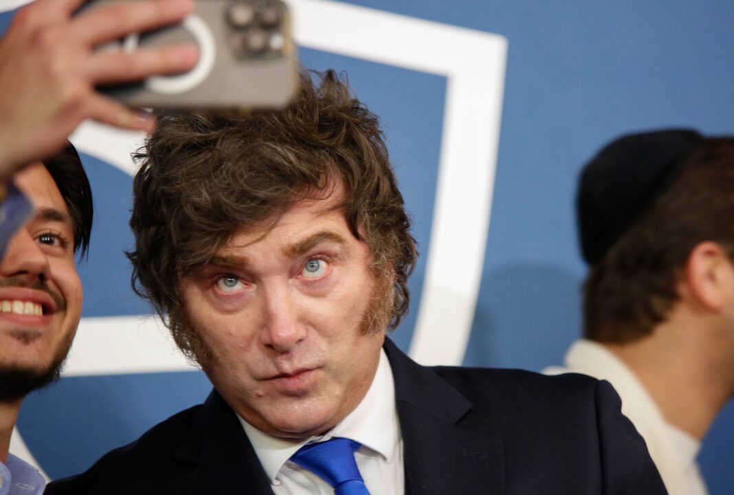 Ilustración de un teléfono móvil mostrando iconos de redes sociales y un sello oficial.