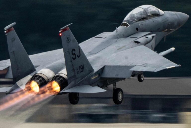 Ilustración de una operación de rescate militar en terreno montañoso.