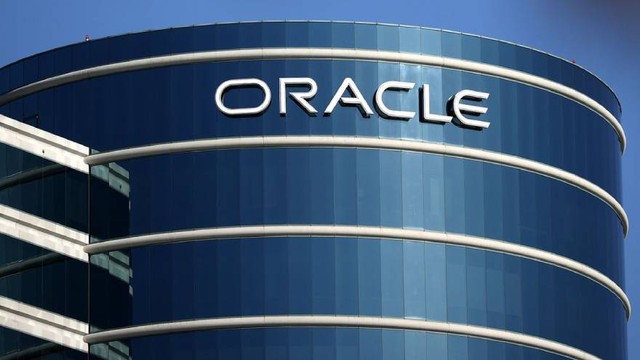 Logotipo de Oracle frente a un fondo que representa datos y tecnología.