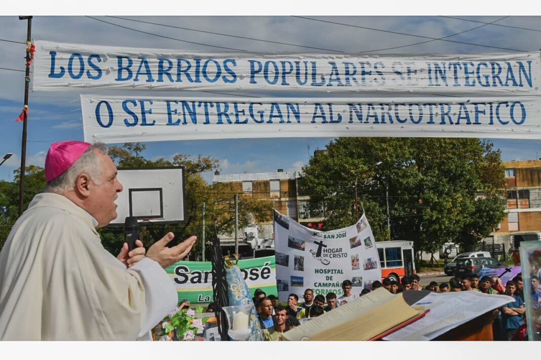 Acto político en el conurbano bonaerense con dirigentes peronistas y referencias al papa Francisco