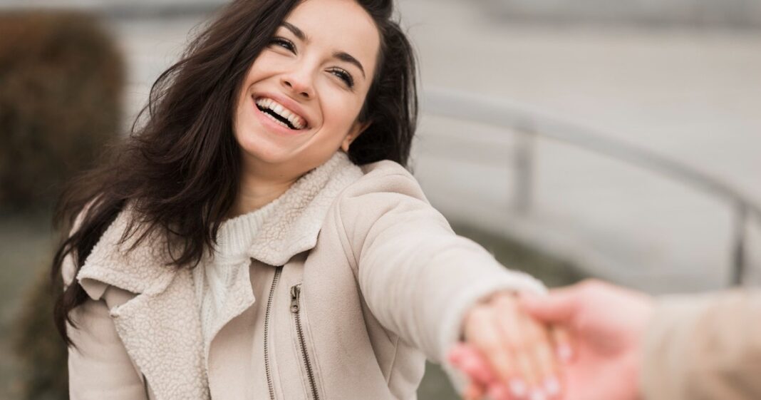 Ilustración conceptual de dos siluetas cercanas pero con una leve barrera transparente entre ellas, representando la distancia emocional.