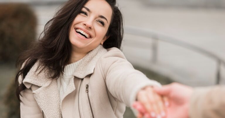 Ilustración conceptual de dos siluetas cercanas pero con una leve barrera transparente entre ellas, representando la distancia emocional.