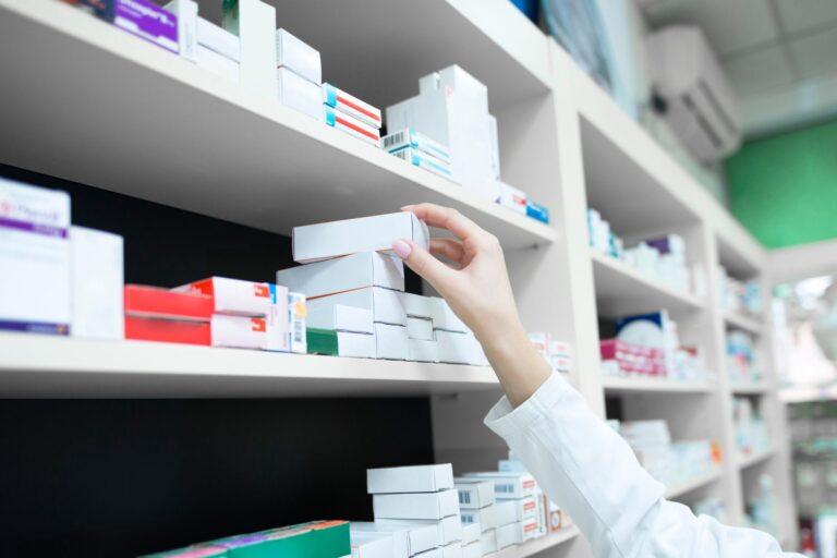 Frasco de medicamento biosimilar producido en laboratorio argentino