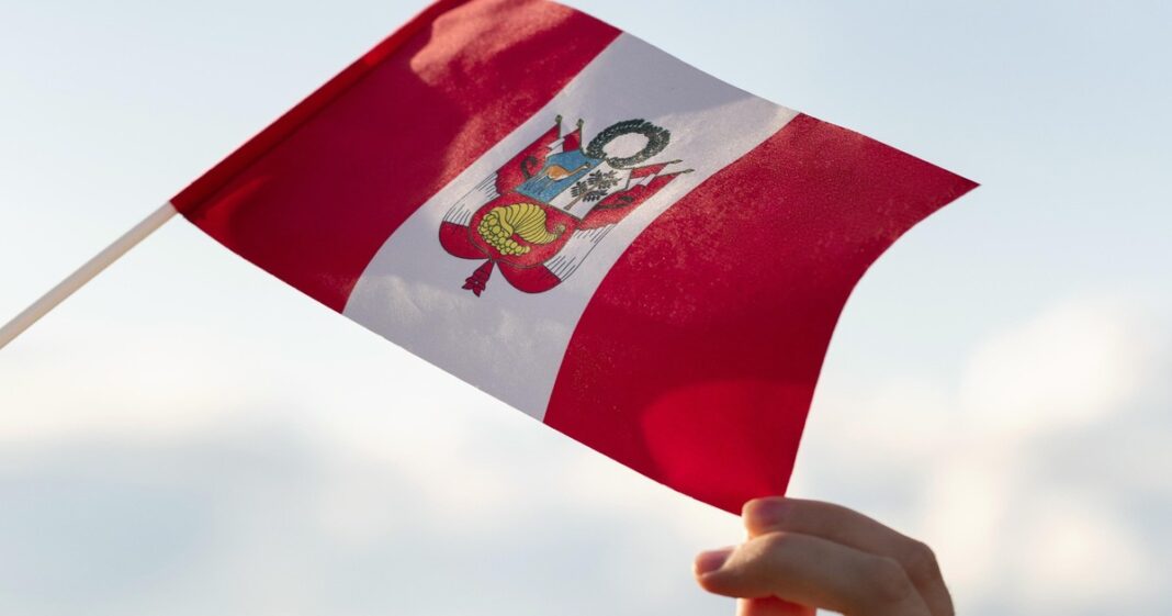 Ciudadanos peruanos votando en un centro electoral.