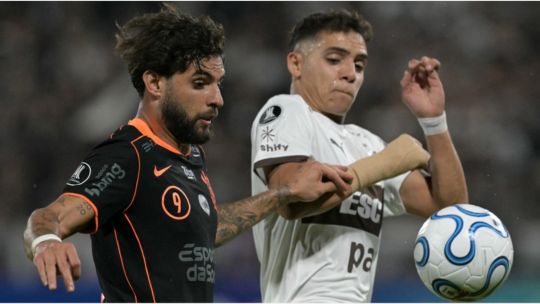Jugadores de Platense y Corinthians durante el partido por la Copa Libertadores en el estadio de Vicente López.