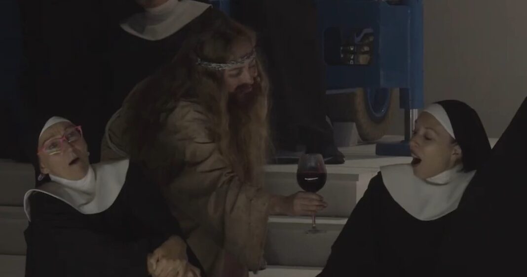 Imagen referencial de una puesta en escena teatral contemporánea con elementos visuales fuertes.