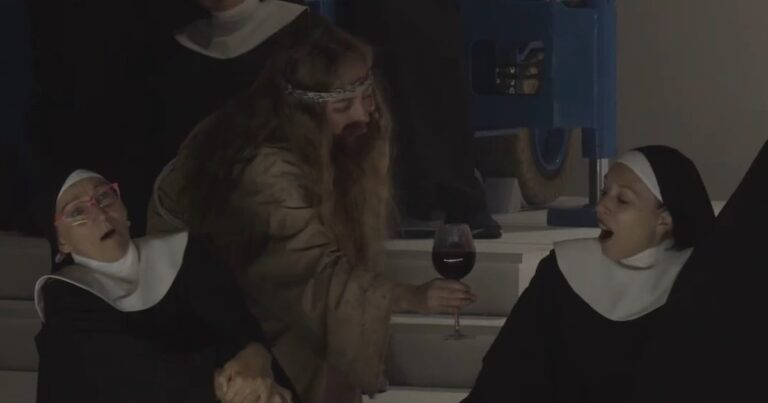 Imagen referencial de una puesta en escena teatral contemporánea con elementos visuales fuertes.