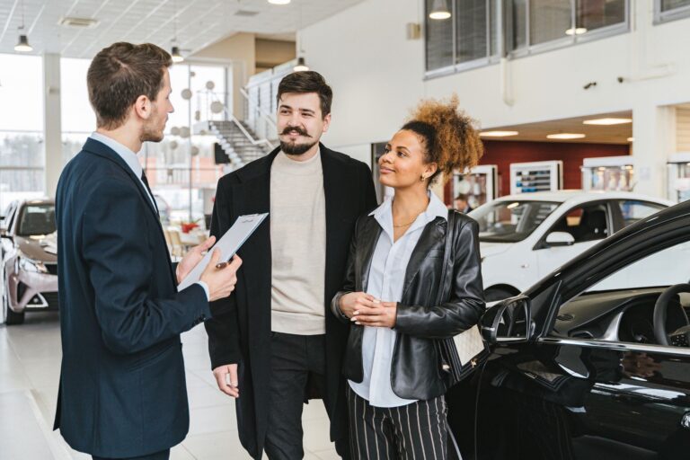 Concesionaria de autos nuevos en Estados Unidos con precios visibles