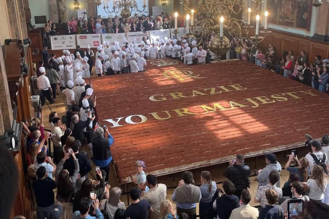 Tiramisú gigante de 440 metros en Londres con inscripción dedicada al rey Carlos III