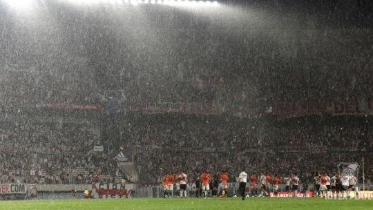 Vista aérea del Estadio Monumental de River Plate bajo un cielo nublado.