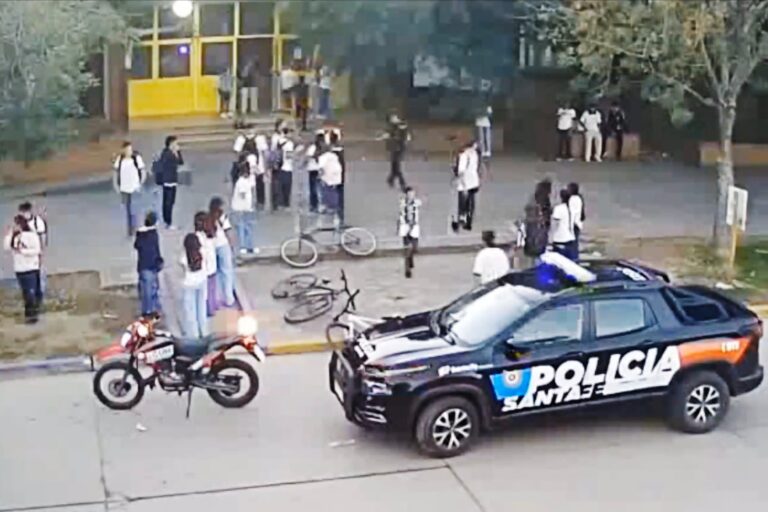 Documento del protocolo de seguridad escolar de la Provincia de Buenos Aires sobre una mesa.