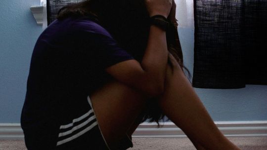 Ilustración conceptual sobre salud mental y debate legislativo en Argentina