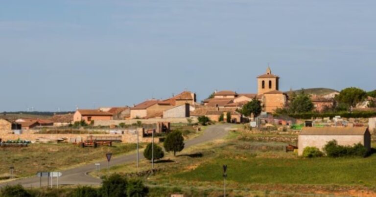 Vista panorámica del pueblo rural de Arenillas, en la provincia de Soria, España.