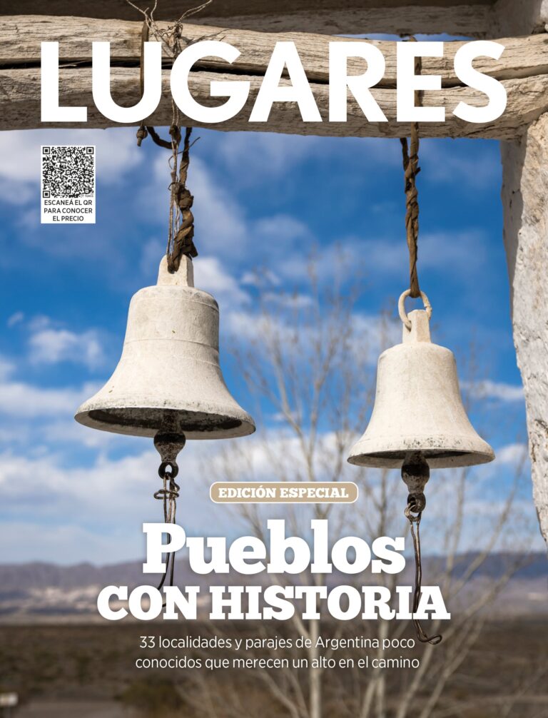 Vista panorámica de un pueblo histórico argentino con arquitectura tradicional y calles empedradas.