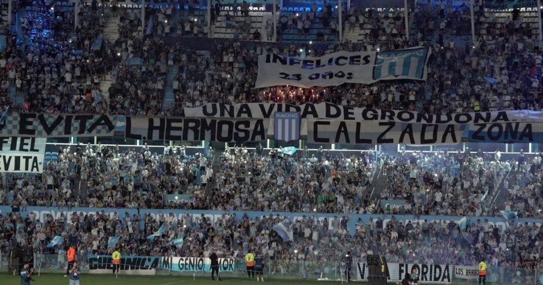 Multitud de hinchas de Racing en las tribunas del estadio Presidente Perón de Avellaneda, durante un banderazo previo a un clásico.