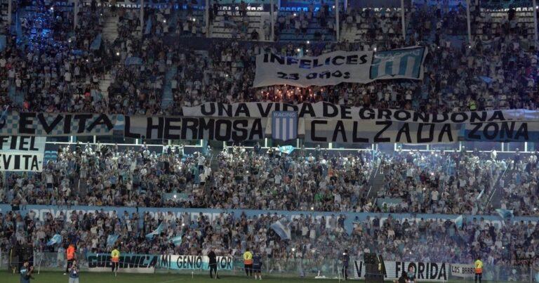 Multitud de hinchas de Racing en las tribunas del estadio Presidente Perón de Avellaneda, durante un banderazo previo a un clásico.