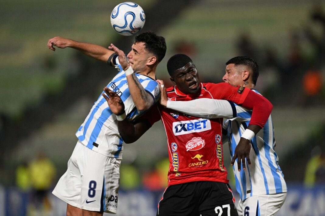 Jugadores de Racing Club durante el partido ante Caracas FC en la Copa Sudamericana