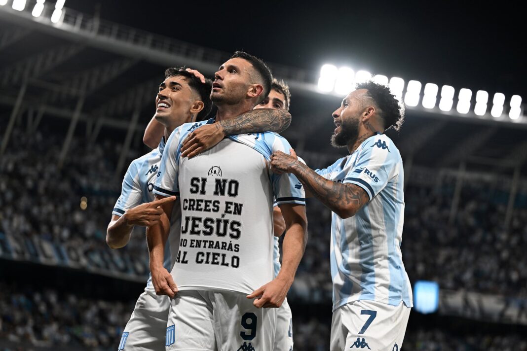 Adrián Martínez de Racing durante un partido de fútbol.